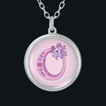 O collar de letras decorativas en monograma<br><div class="desc">Letra de bonito O monograma pendiente. Dibujo de letras caprichosas de la letra inicial mayúscula O, ideal para chicas de regalo con un nombre que comienza con O. El color de fondo se puede cambiar si se requiere, actualmente rosa claro. © Dibujo y diseño originales de Sarah Trett www.sarahtrett.com para...</div>