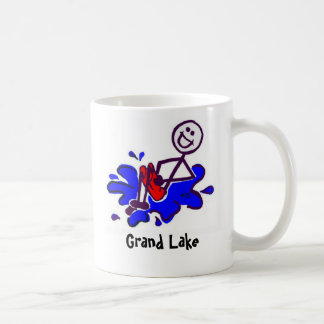 Obús en la taza de café magnífica del lago
