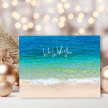 Ocean Beach te desea una feliz Navidad<br><div class="desc">Postales de navidades con escena oceánica y playera. Personalizar con su saludo y firma. Agua azul tropical y arena de la playa en la parte delantera con el texto de ejemplo "te deseamos" (cambia la redacción a "I" según sea necesario). El texto sigue en la parte de atrás con un...</div>