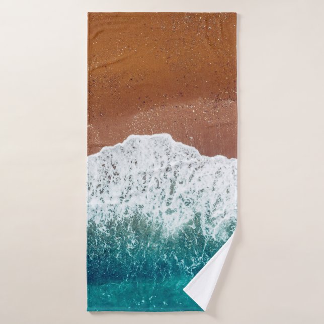 Ocean wave on a sandy beach, background  top view  (Toalla de baño)