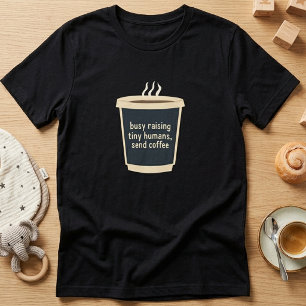 Ocupado levantando pequeñas camisetas para humanos