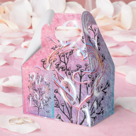 Oda a la caja de amor diseñada por Adiela Akoo