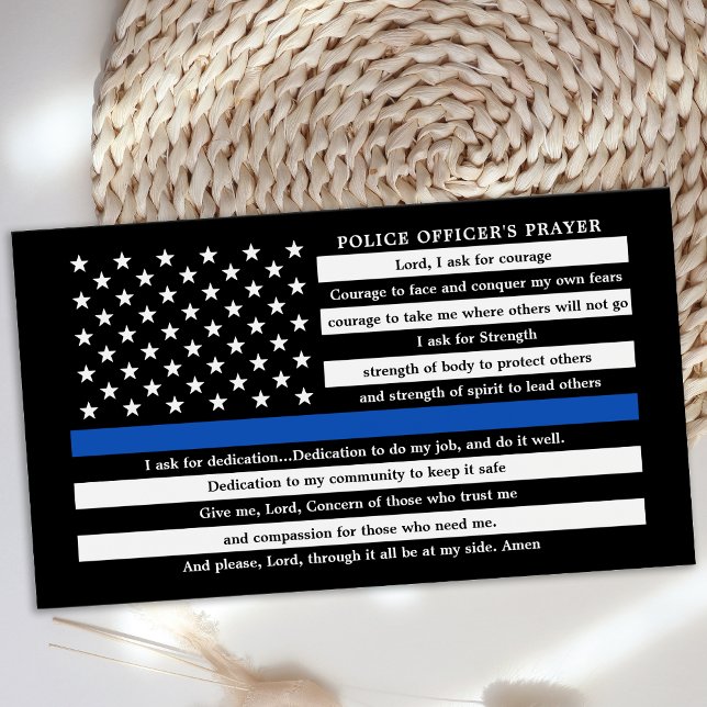 Oficial de policía Rezando Tarjetas de Línea Azul  (Subido por el creador)