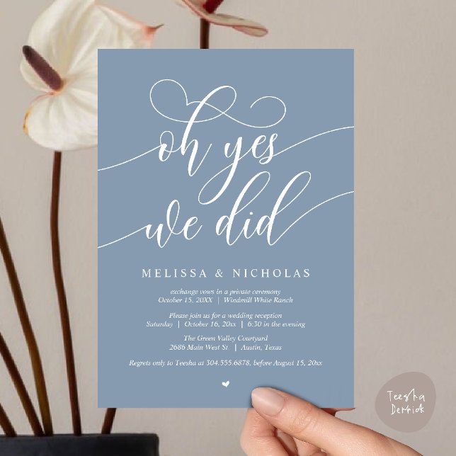 ¡Oh sí, lo hicimos! Anuncio de fuga con guión mode (Oh Yes We Did Modern Creative Script Elopement Announcement Dinner Card in Dusty Blue)