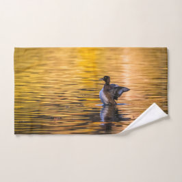 Ojo dorado en un lago dorado