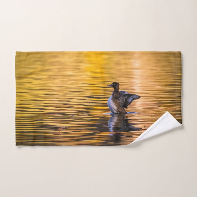 Ojo dorado en un lago dorado (Toalla de mano)