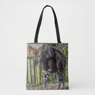 Okapi en la bolsa de asas del parque zoológico
