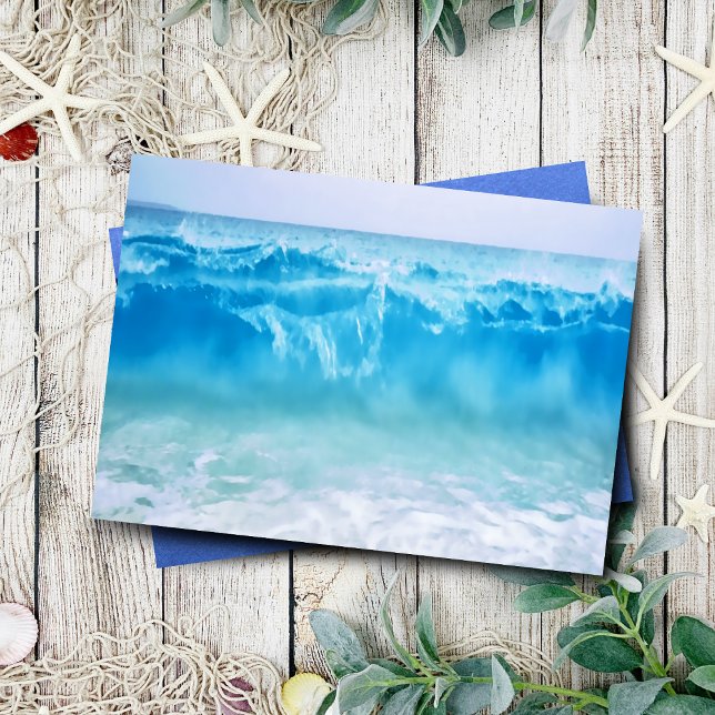 Olas Azules Cayendo En La Playa En Blanco Dentro (Charming beach card perfect for birthdays, thank yous, and personal messages.)