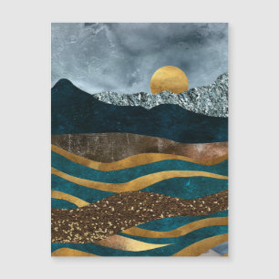Olas doradas bajo montañas iluminadas por la luna