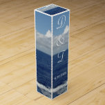 Olas oceánicas Boda monogramada favorece la caja d<br><div class="desc">Las olas azules del océano y las nubes blancas onduladas contra un cielo azul bonito se verán hermosas en la recepción Bodas Vino o Caja de Champagne Favors (o para otro evento). Personalice con el nombre de la novia y la fecha inicial y Boda (en lugar de mi texto de...</div>