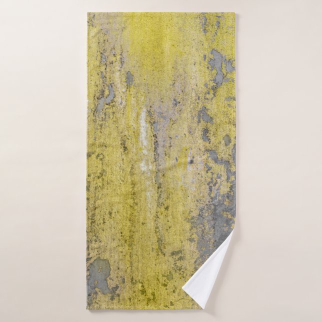 Old gray concrete wall with peeling yellow paint.  (Toalla de baño)