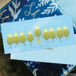 OLIVE US HANUKKAH Flat<br><div class="desc">Un grupo de aceitunas iluminadas forman un Hanukkiah y desean un Hanukkah feliz.</div>