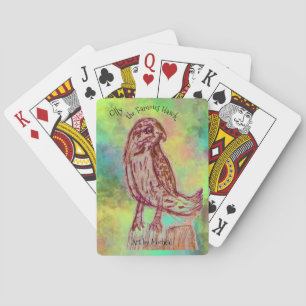 Olly the Famous Hawk jugando cartas