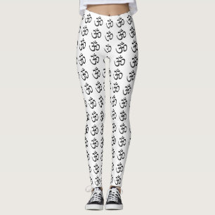 Om Black en pantalones blancos de yoga