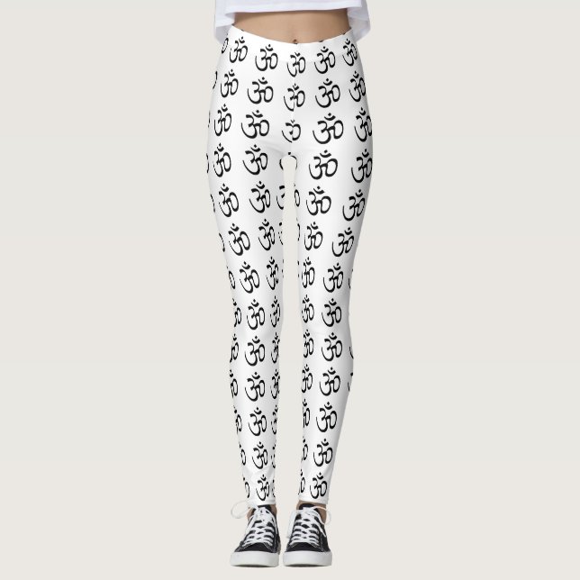 Om Black en pantalones blancos de yoga (Anverso)