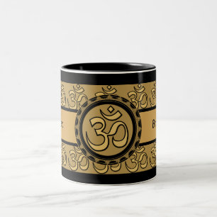 OM relaja y respira las tazas y Drinkware del oro