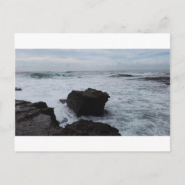 Ondas contra la postal de rocas