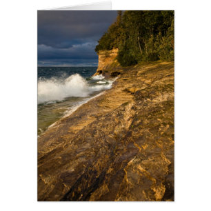 Ondas que se estrellan del clima tempestuoso