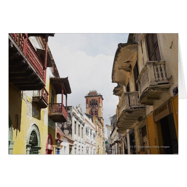 Opinión de ángulo bajo de apartamentos a lo largo (Anverso (Horizontal))