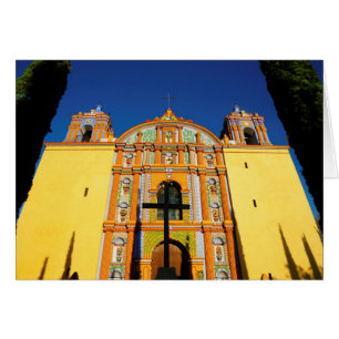 Opinión de ángulo bajo de la iglesia adornada