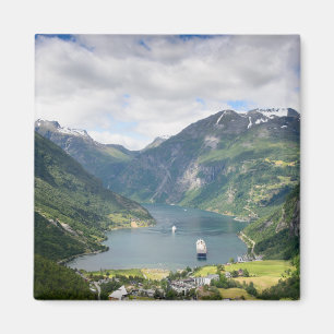Opinión de Geirangerfjord en el imán cuadrado de