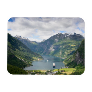 Opinión de Geirangerfjord en el imán rectangular