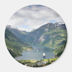Opinión de Geirangerfjord en el imán redondo de