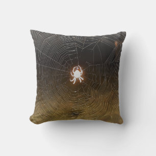 Orb Weaver Spider en el Cojín decorativo nocturno