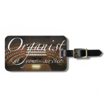 Organista en su etiqueta del equipaje del servicio