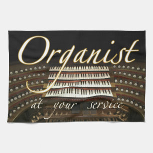 Organista en su toalla de té del servicio