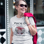 Orgullosa Abuela Del Graduado | Camiseta fotográfi<br><div class="desc">La orgullosa y moderna abuela de las camisetas graduadas, con una foto y un texto de plantilla que dice 'GRANDMA ORGULLOSO DEL GRADUADO, SU NOMBRE, KINDERGARTEN/ESCUELA/COLEGIO Y CLASE DE'. Se editan fácilmente y se pueden personalizar para decir, mamá, papá, tía, tío, abuelo, hermana, hermano y más, todos los estilos de...</div>