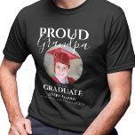 Orgulloso Abuelo Del Graduado | Camiseta fotográfi<br><div class="desc">El moderno y orgulloso abuelo de las camisetas graduadas, con una foto y un texto de plantilla que dice 'GRANDPA ORGULLOSA DEL GRADUADO, SU NOMBRE, KINDERGARTEN/ESCUELA/COLEGIO Y CLASE DE'. Se editan fácilmente y se pueden personalizar para decir, mamá, papá, tía, tío, abuelo, hermana, hermano y más, todos los estilos de...</div>