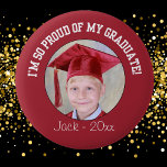 Orgulloso botón de graduación - rojo<br><div class="desc">Estoy Muy Orgulloso De Mi Botón De Graduado. Padres, abuelos, hermanos, hermanas, tribus, tíos y amigos pueden mostrar fotos de sus graduados. Agregue o cambie texto para crear su propio mensaje. Excelente para todos los tipos de graduaciones: jardines de infancia, preescolar, escuela secundaria, escuela media, secundaria, escuela secundaria, universidad, universidad,...</div>