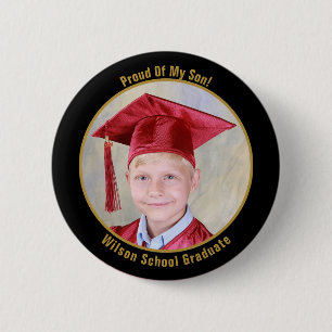 Orgulloso de su botón graduado de la foto