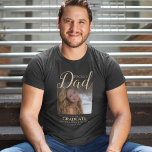 Orgulloso papá | Foto Graduación de camiseta<br><div class="desc">Papá moderno y orgulloso de nuestra camiseta de graduación, con una foto de tu graduación, y un texto de plantilla que dice 'PAPÁ ORGULLOSO DE NUESTRO GRADUADO, SU NOMBRE Y CLASE DE 20XX'. Los estilos de fuente, el tamaño y el color se pueden cambiar haciendo clic en el vínculo posterior...</div>