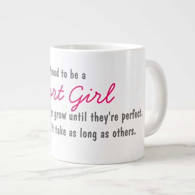 Orgulloso ser una taza de café enorme del chica (Derecha)