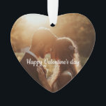 Ornamento Acrílico Personalizado De Forma Cardíaca<br><div class="desc">Celebra el amor con este elegante adorno acrílico en forma de corazón que presenta "Feliz Día de San Valentín" y una foto romántica de una pareja. Perfecto como un regalo, un conservador o una decoración casera para honrar tu día especial. Personalízalo para agregar nombres, fechas o mensajes para crear un...</div>