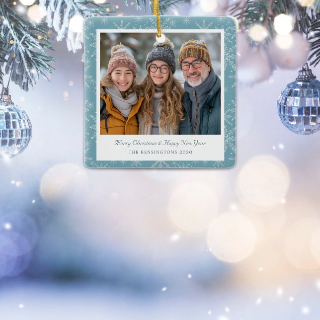 Ornamento cerámico de feriado de copo de nieve azu (Blue and white snowflake Christmas ceramic ornament.)