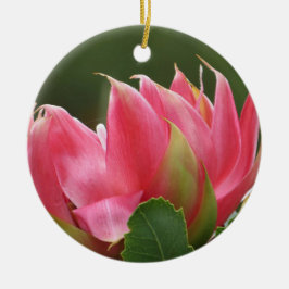 Ornamento cerámico de flores rosadas