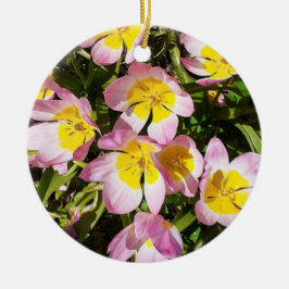 Ornamento cerámico de flores rosadas y amarillas