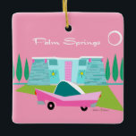 Ornamento cerámico de manantiales de palma rosada<br><div class="desc">Entre el fondo rosa, la casa turquesa de mediados del siglo moderno y el clásico coche de los años 50, este diseño no podría ser más Palm Springs si lo dijera en las nubes. ¡Oh, espera, lo dice en las nubes! La piedra azul y verde azulada de la casa queda...</div>