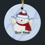 Ornamento cerámico de Snowman Angel Oval<br><div class="desc">Ornamento cerámico de Snowman Angel Oval, camisetas y regalos de ArtMuvz Ilustracion. Coincidiendo con la camisa divertida de los hombres de nieve, aglutinante, tazón, adorno. Para personalizar agregar tu nombre o agregar texto en su lugar. Personalizar este adorno de muñeca de nieve para hacerlo único suyo o para dar como...</div>