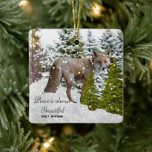 Ornamento cerámico de Winter Wonderland Fox<br><div class="desc">Este adorno navideño presenta árboles cubiertos de nieve con un ilustracion de zorro en la nieve. La cita es de Walt Whitman. Puedes comprar este adorno de vacaciones como se muestra o editarlo para añadir tu propio saludo.</div>