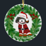 Ornamento cerámico personalizado de Santa Bernedoo<br><div class="desc">Cute Personalizado Personalizado Bernedoodle Santa Puppy sosteniendo la caña de caramelo en su boca. Navidades festivos cortan la frontera. Añade el nombre de tu bernedoodle a este adorable adorable adorno vacacional!</div>