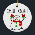Ornamento Chill Out Snowman Keepsake<br><div class="desc">Un lindo muñeco de nieve con una bufanda roja y mitones rojos y un texto que dice "¡Quítate!" en un adorable adorno de sake para unas vacaciones de hombre de nieve.</div>