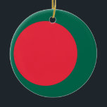Ornamento con bandera de Bangladesh<br><div class="desc">Añada un toque festivo de orgullo bangladesí a su decoración navideña con este adorno con la bandera de Bangladesh. Diseñado con precisión, este adorno muestra el icónico círculo rojo sobre un fondo verde, representando la bandera nacional de Bangladesh. Su diseño vibrante lo convierte en una adición perfecta a tu árbol...</div>