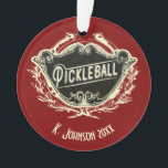 Ornamento con monograma personalizado de<br><div class="desc">El vintage y el estilo elegante diseñan para su jugador de equipo preferido de Pickleball. Personalice con sus iniciales del monograma,  nombre personal,  nombre del equipo,  nombre del club o nombre de compañía. Utilice como un ornamento del árbol de navidad,  un premio del torneo o decoración casera.</div>
