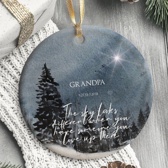 Ornamento conmemorativo El cielo se ve diferente (Memorial Christmas ornament featuring the comforting phrase “The sky looks different when you have s)