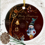 Ornamento Cute Snowman<br><div class="desc">¿Buscando adorables adornos navideños? No mires más allá de este adorno navideño de Snowman. Es perfecto para quien ame a los Navidades con su diseño festivo. El adorno está adornado con un árbol dorado con adornos colgantes, copos de nieve y un hombre de nieve muy bien hecho, con un pájaro...</div>