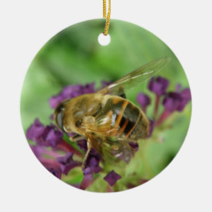 Ornamento de abejas y flores moradas